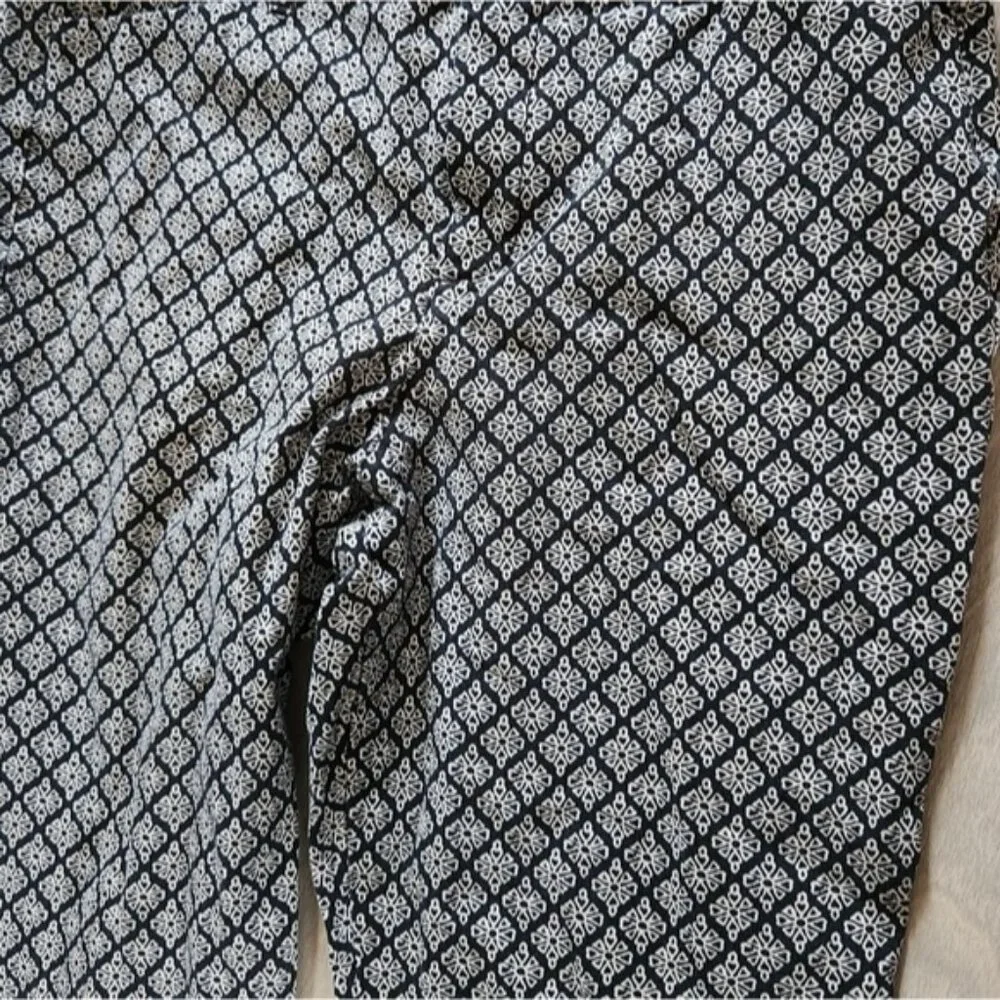 Old Navy Pixie 4 Black And White Brocade‎ Pattern Straight Leg Trouser.